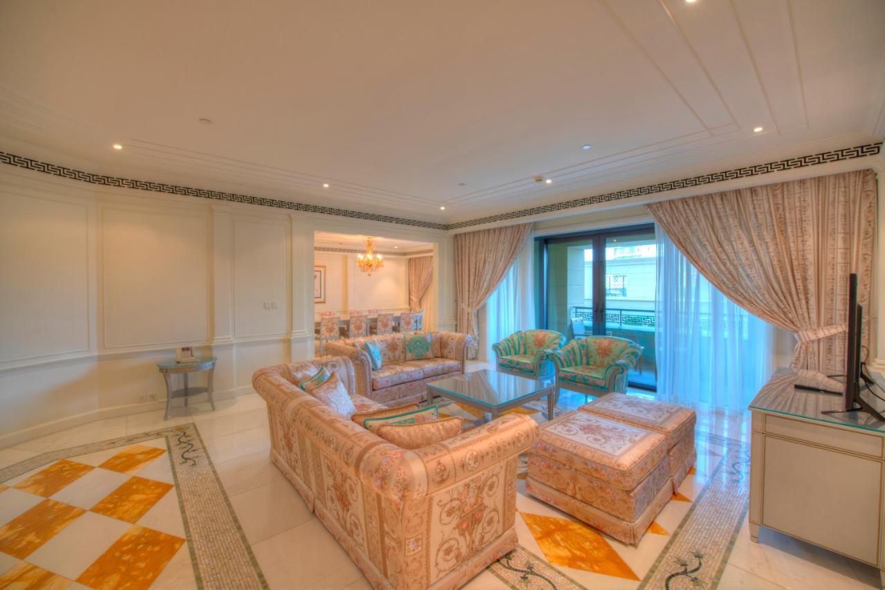 Palazzo Versace Дубай Екстериор снимка A living room in a suite at the Atlantis Paradise Island Resort