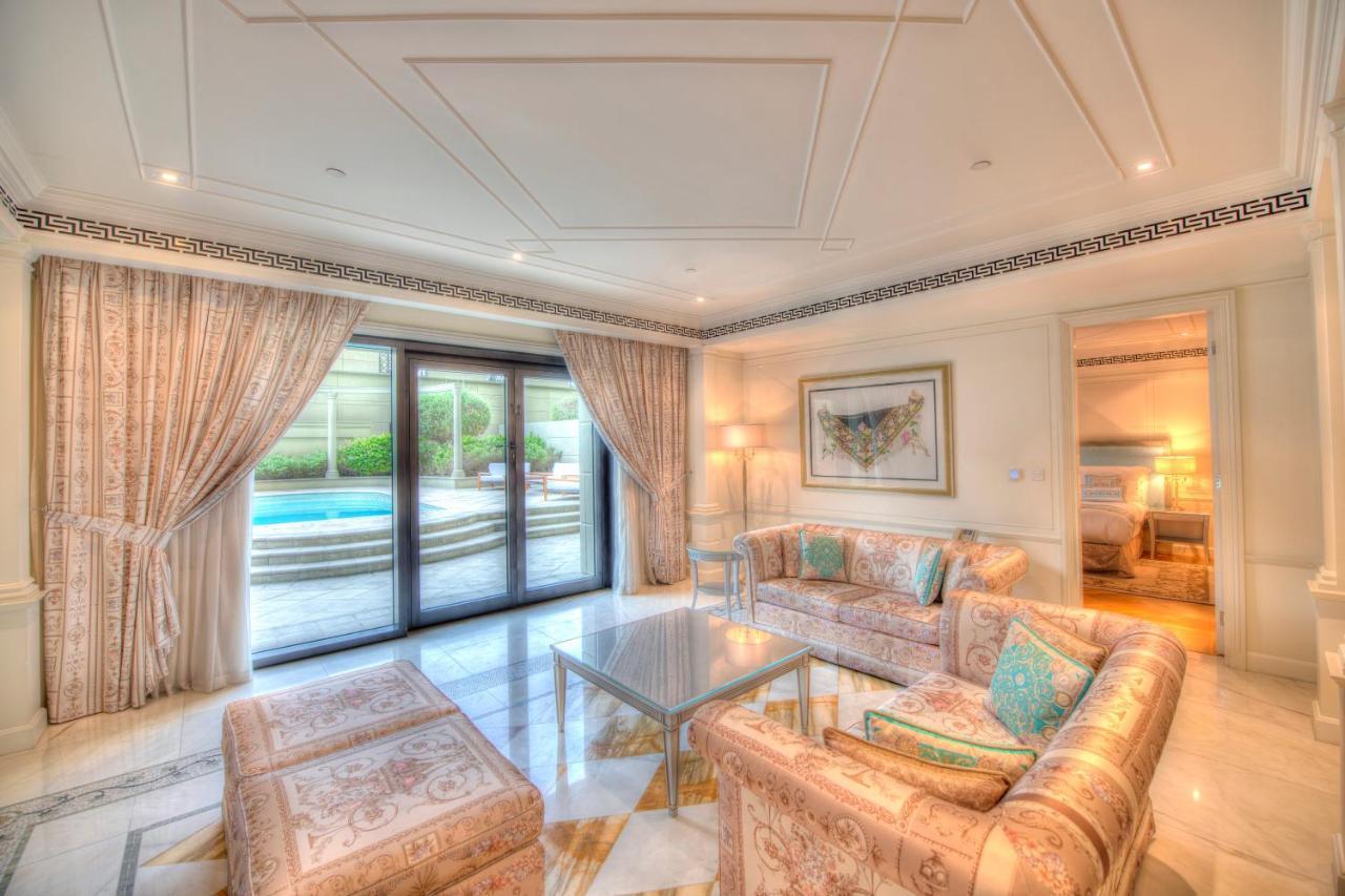 Palazzo Versace Дубай Екстериор снимка A living room at the Emirates Palace