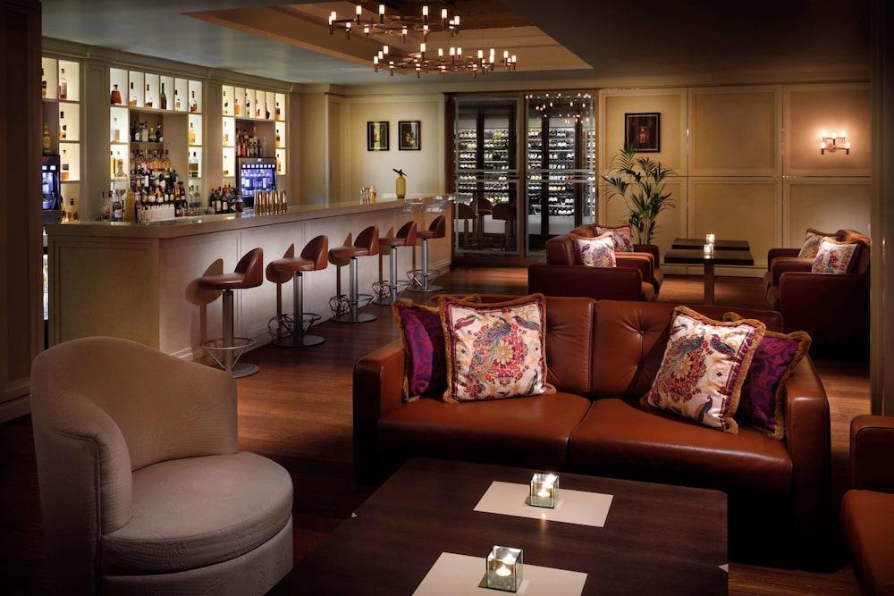 Palazzo Versace Дубай Екстериор снимка The bar at the Concourse