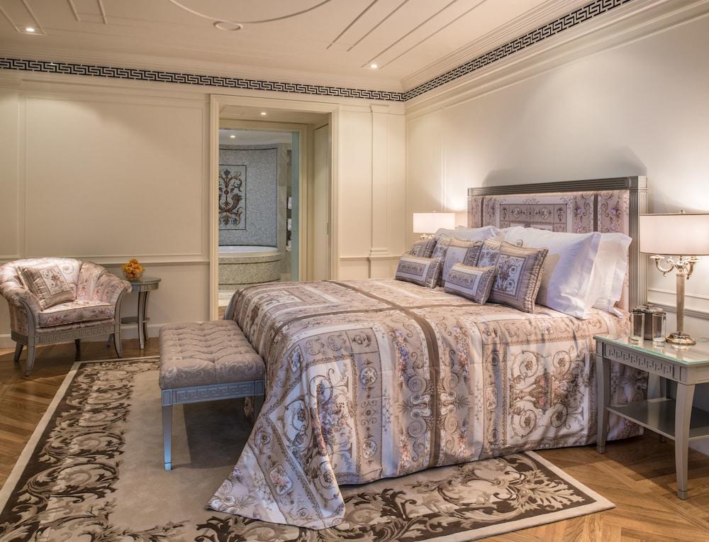 Palazzo Versace Дубай Екстериор снимка A bedroom at the Four Seasons Hotel