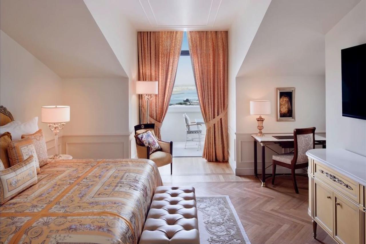 Palazzo Versace Дубай Екстериор снимка A room at the Four Seasons Hotel