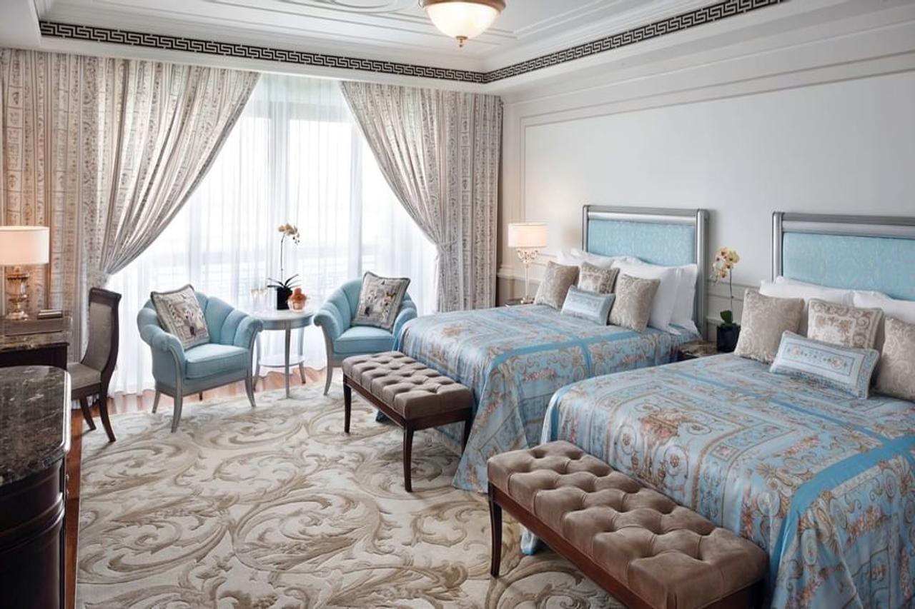 Palazzo Versace Дубай Екстериор снимка A guest room at the Burj Al Arab