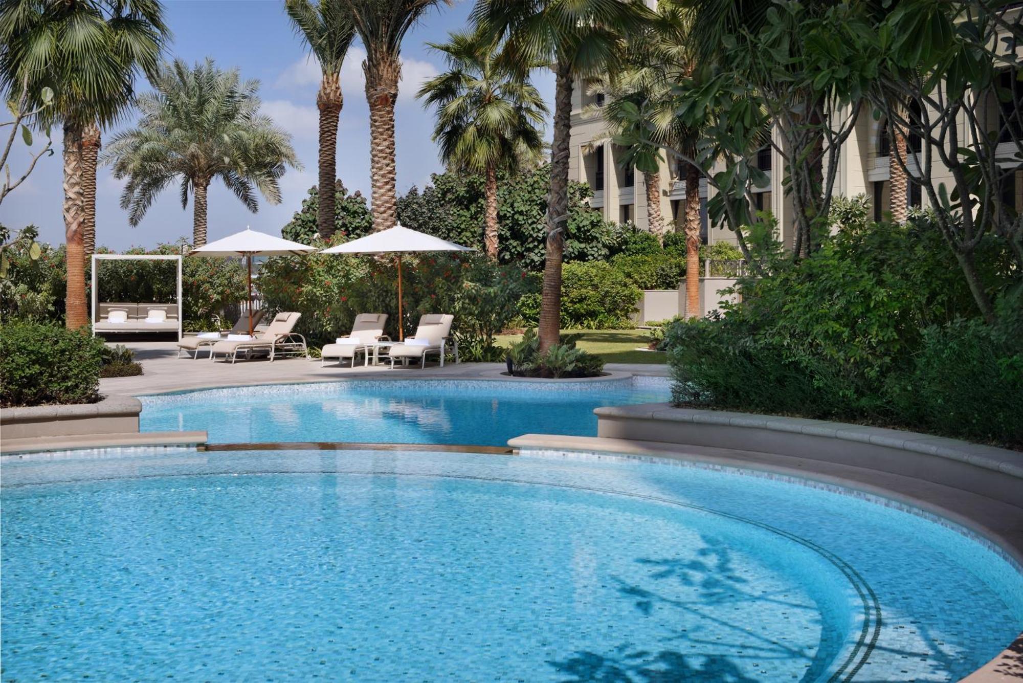Palazzo Versace Дубай Екстериор снимка The swimming pool at the Four Seasons Hotel