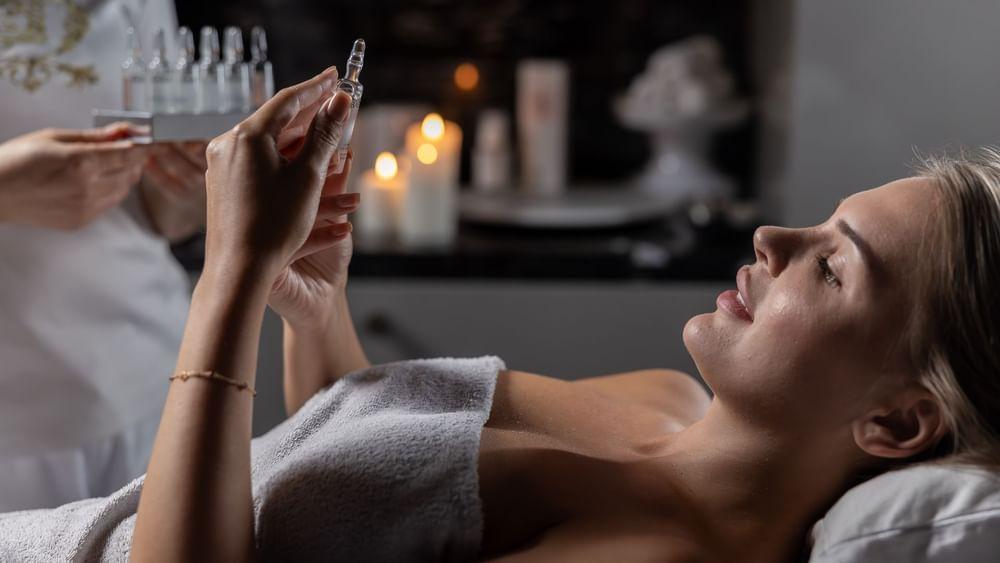 Palazzo Versace Дубай Екстериор снимка A woman receiving a facial treatment