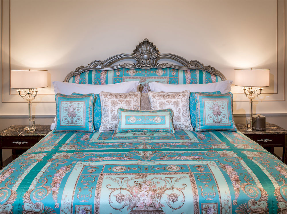 Palazzo Versace Дубай Екстериор снимка A bed with bed linen