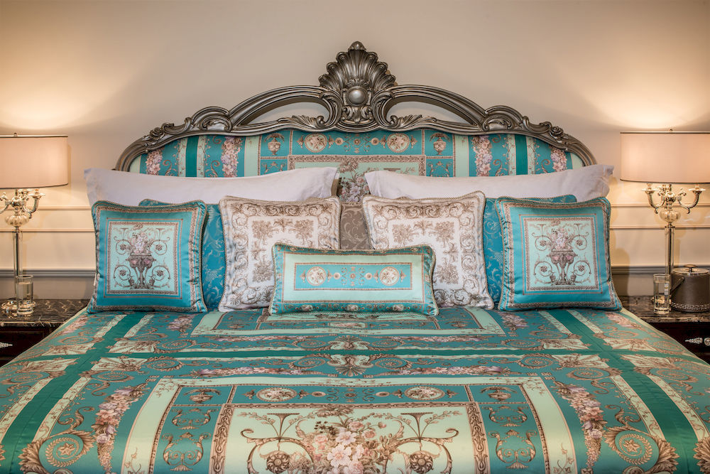 Palazzo Versace Дубай Екстериор снимка A bed with bed linen
