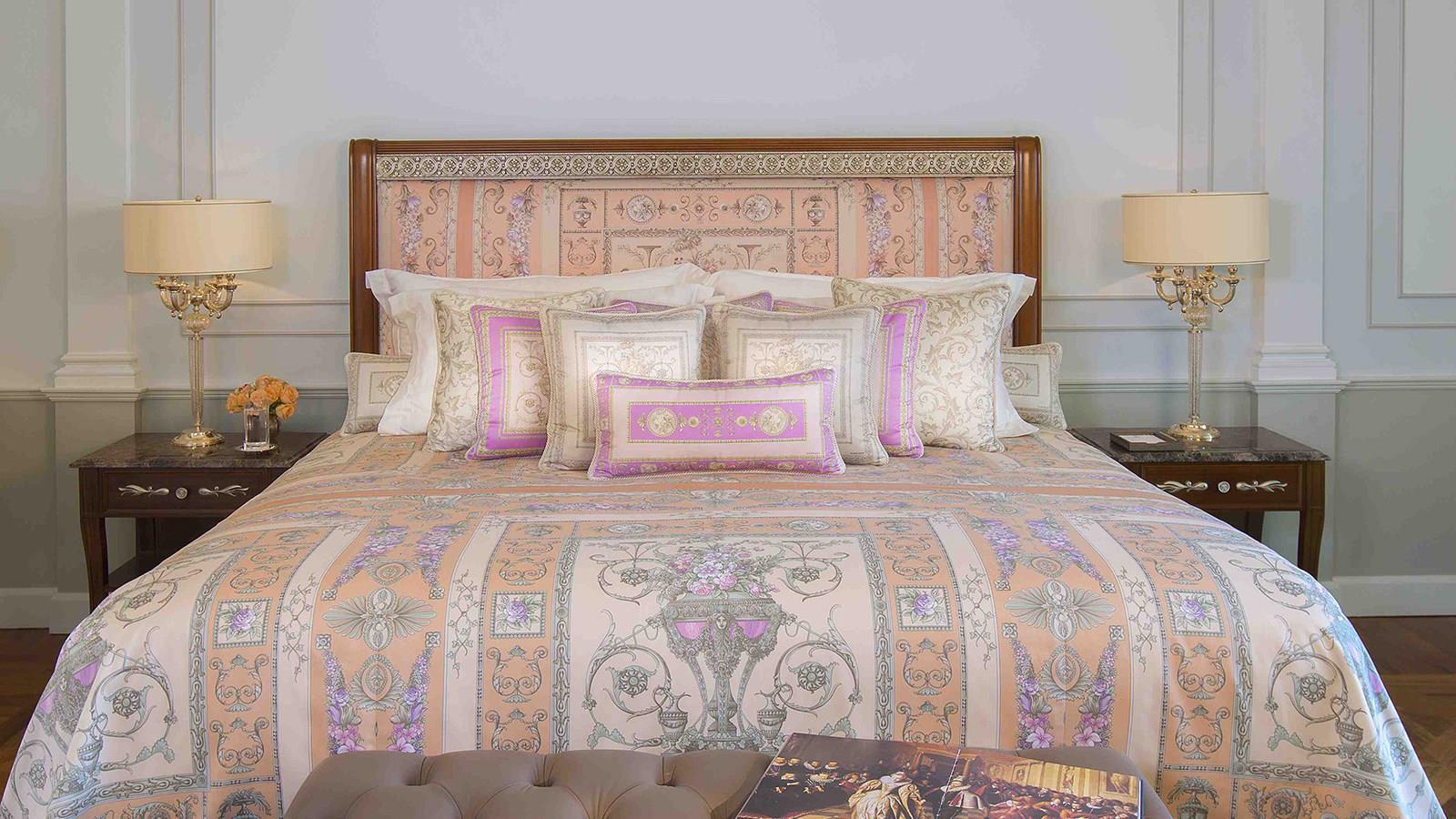 Palazzo Versace Дубай Екстериор снимка A bed with bed linen