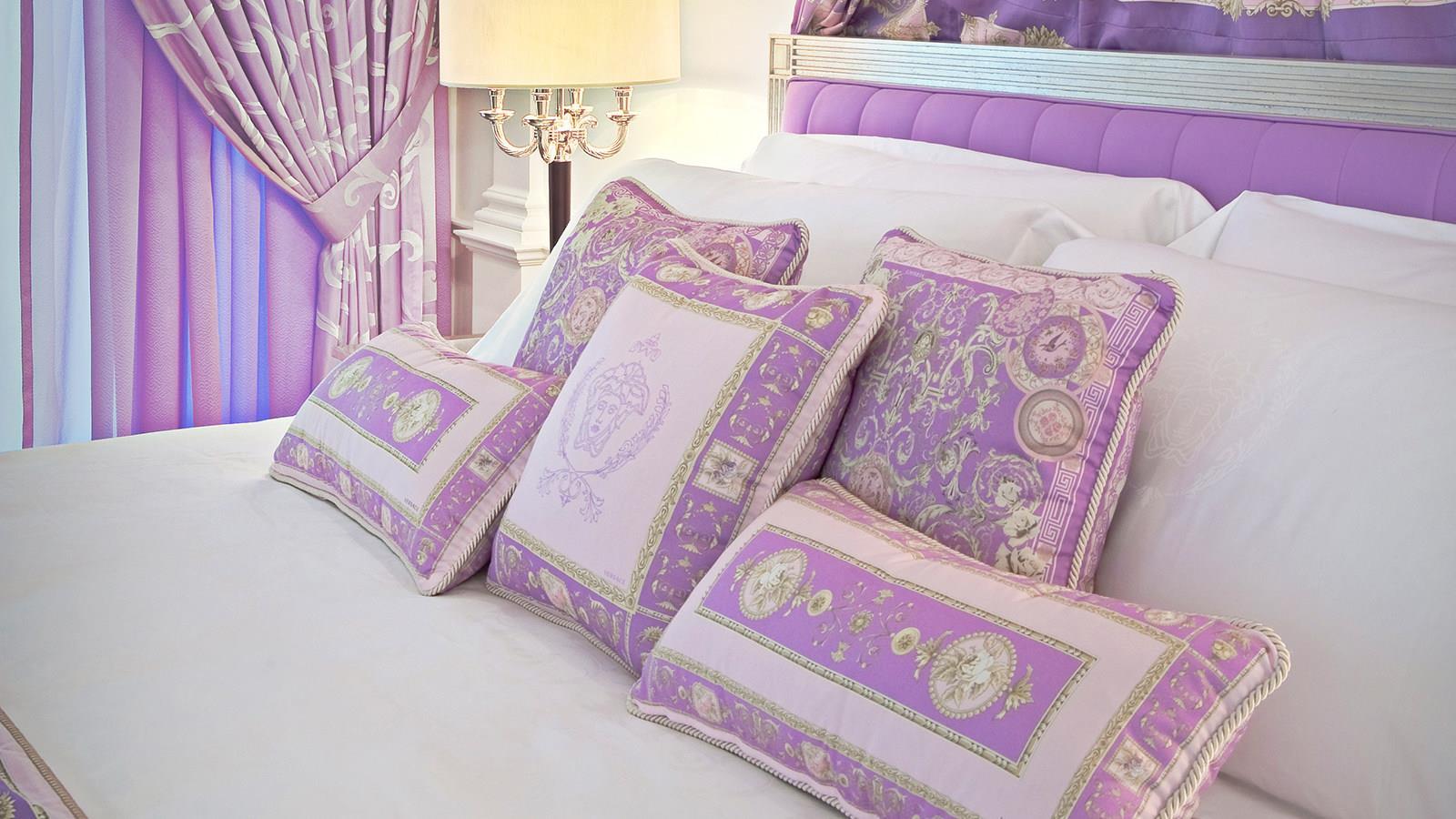 Palazzo Versace Дубай Екстериор снимка Pillows