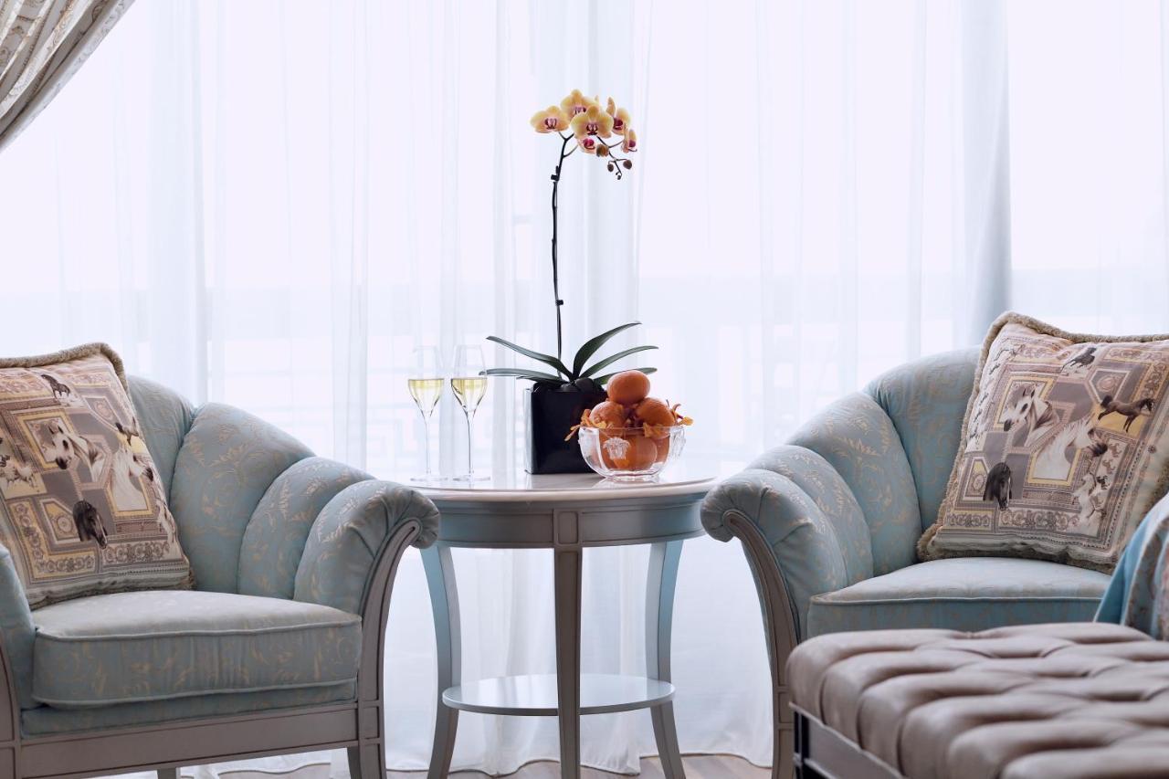 Palazzo Versace Дубай Екстериор снимка A table with a plant